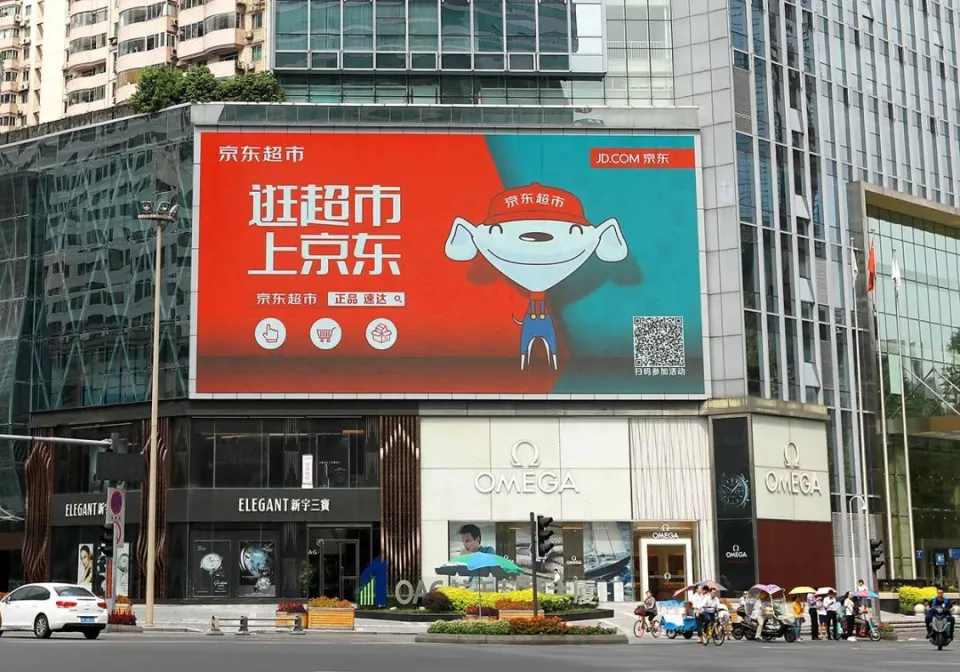 美团优选战略收缩与小象超市崛起，折射出社区团购赛道洗牌与即时零售新战场的开启